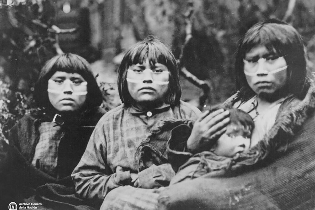 Původní obyvatelé chilského jihu na archivním snímku